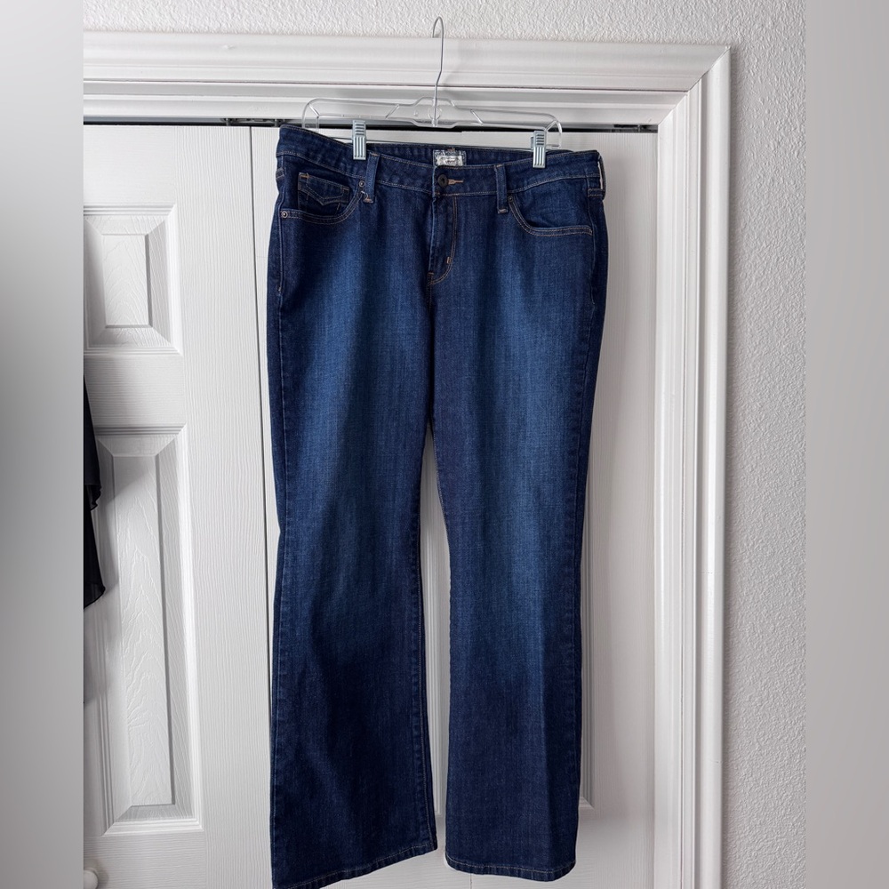 Levi's Low Boot Cut Jeans in Dark Blue Denim
